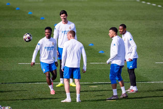 Real Madrid CF Training Session And press conference, PK, Pressekonferenz - UEFA Champions League 2025 26 League Knockout Play-off Second Leg Players of Real Madrid (from L to R) Vinicius Junior, Thibaut Courtois, Franco Mastantuono, Kylian Mbappe, David Alaba are seen training during the Training Session and Press Conference ahead of the UEFA Champions League 2025 26 League Knockout Play-off Second Leg against SL Benfica at Ciudad Real Madrid on February 24, 2026 in Madrid, Spain. Valdebebas Ciudad Real Madrid Madrid Spain Copyright: xAlbertoxGardinx AGardin_20260224_Foot_Champ_Real_Mad_PC_0302