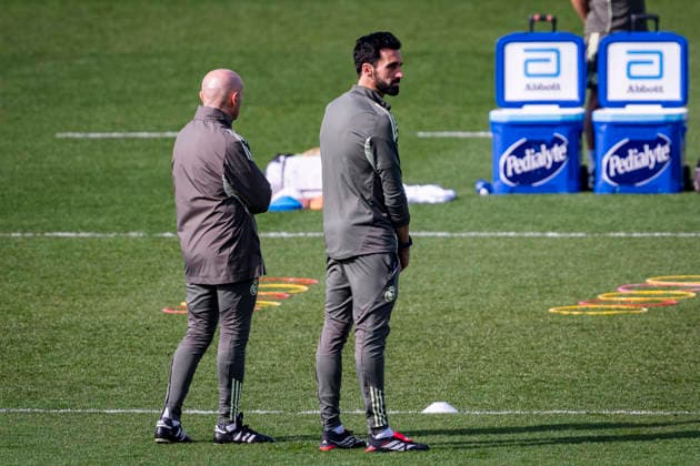 Real Madrid CF Training Session And press conference, PK, Pressekonferenz - UEFA Champions League 2025 26 League Knockout Play-off Second Leg Antonio Pintus (L), fitness coach of Real Madrid, and Alvaro Arbeloa (R), head coach of Real Madrid, are seen during the Training Session and Press Conference ahead of the UEFA Champions League 2025 26 League Knockout Play-off Second Leg against SL Benfica at Ciudad Real Madrid on February 24, 2026 in Madrid, Spain. Valdebebas Ciudad Real Madrid Madrid Spain Copyright: xAlbertoxGardinx AGardin_20260224_Foot_Champ_Real_Mad_PC_0303