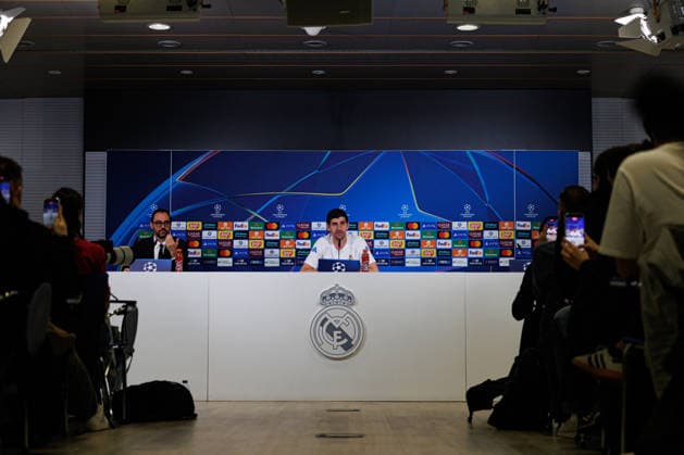 Thibaut Courtois seen during the Real Madrid Training Session and press conference, PK, Pressekonferenz before UCL knock out game against SL Benfica (Maciej Rogowski Ball Raw Images) Madrid Ciudad Real Madrid Spain Copyright: xMaciejxRogowskix maciejrogowski_conference_realmadrid-thibaoutcourtois_2526-09