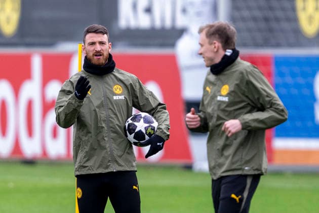 24 02 2026 Borussia Dortmund soccer training at the training ground in Brackel ahead of the second leg of the Champions League play-offs at Atalanta Bergamo Salih Özcan Borussia Dortmund holds the ball in his hand and talks to Maximilian Beier Borussia Dortmund Copyright: xDavidxInderliedx