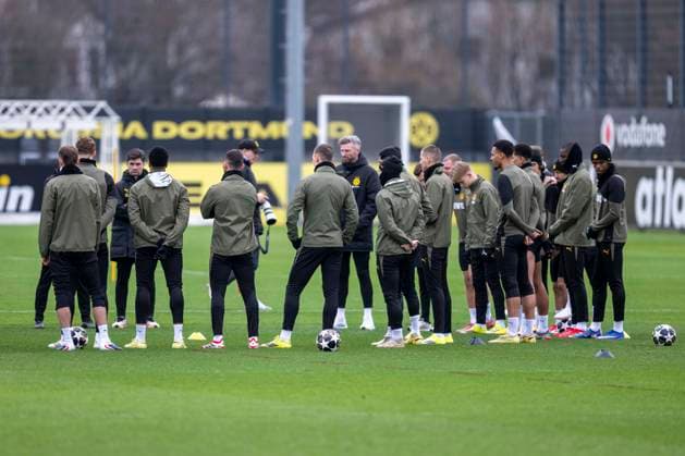 24 02 2026 Borussia Dortmund soccer training at the training ground in Brackel ahead of the second leg of the Champions League play-off with Atalanta Bergamo The players form a circle Copyright: xDavidxInderliedx