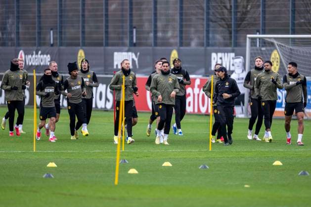 24 02 2026 Borussia Dortmund soccer training at the training ground in Brackel ahead of the second leg of the Champions League play-off with Atalanta Bergamo Dortmunds players warm up Copyright: xDavidxInderliedx