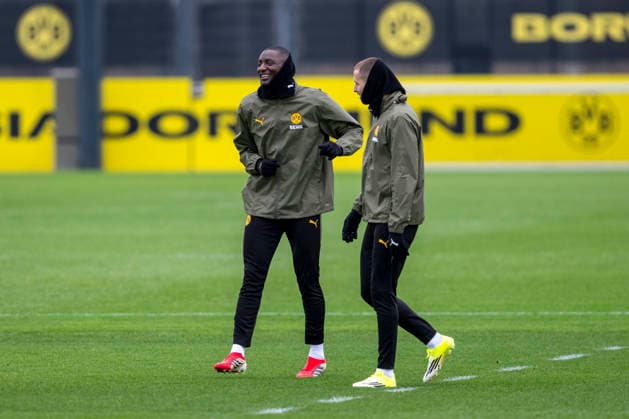 24 02 2026 Borussia Dortmund soccer training at the training ground in Brackel ahead of the second leg of the Champions League play-offs at Atalanta Bergamo Serhou Guirassy Borussia Dortmund laughs with Nico Schlotterbeck Borussia Dortmund Copyright: xDavidxInderliedx