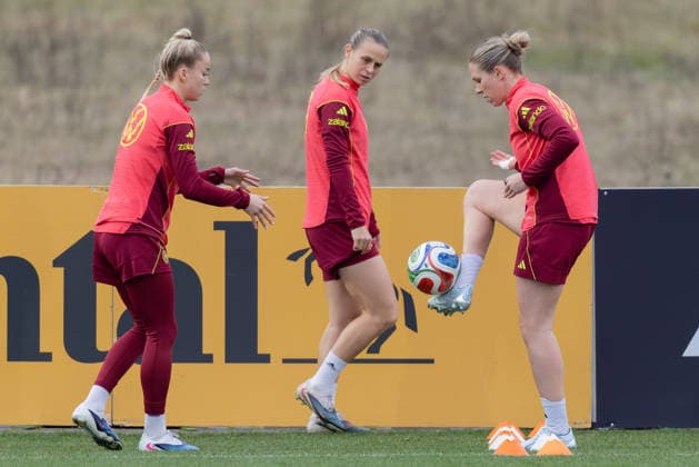 Training German womens national soccer team From left Giulia Gwinn FC Bayern Munich , Klara Bühl FC Bayern Munich and Rebecca Knaak Manchester City Training of the womens national team before the World Cup qualifiers against Slovenia and Norway on February 24, 2026 in Frankfurt am Main, Frankfurt am Main Hesse Germany DFB Campus