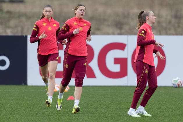 Training German national womens soccer team The late nominee Larissa Mühlhaus SV Werder Bremen in the center of the picture, left Jule Brand Olympique Lyon , right in the foreground Vivien Endemann VfL Wolfsburg Training of the womens national team before the World Cup qualifiers against Slovenia and Norway on February 24, 2026 in Frankfurt am Main, Frankfurt am Main Hesse Germany DFB Campus