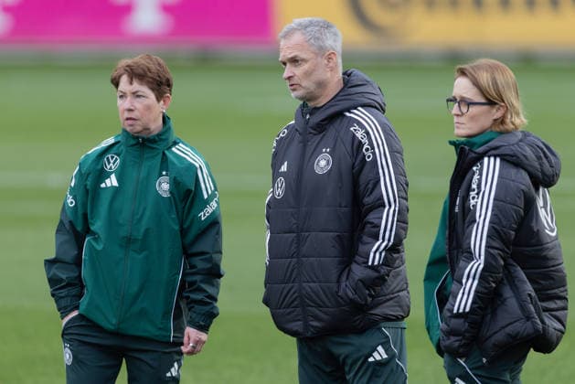 Training German national womens soccer team Left Co-coach Maren Meinert, in the middle national coach Christian Wück and right Co-coach Saskia Bartusiak Training of the womens national team before the World Cup qualifiers against Slovenia and Norway on February 24, 2026 in Frankfurt am Main, Frankfurt am Main Hessen Germany DFB Campus