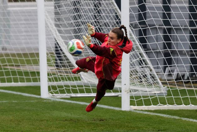 24 02 2026, xgrfx, Football DFB Media Dates, German Womens National Team Training v l Ena Mahmutovic German Womens National Team DFL DFB REGULATIONS PROHIBIT ANY USE OF PHOTOGRAPHS as IMAGE SEQUENCES and or QUASI VIDEO Frankfurt am Main