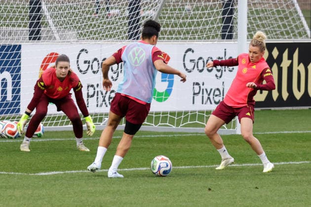 24 02 2026, xgrfx, Football DFB Media Dates, German Womens National Team Training f l Stina Johannes, Shekeira Martinez, Linda Dallmann German Womens National Team DFL DFB REGULATIONS PROHIBIT ANY USE OF PHOTOGRAPHS as IMAGE SEQUENCES and or QUASI VIDEO Frankfurt am Main