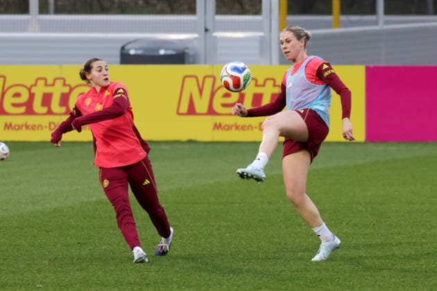 24 02 2026, xgrfx, Football DFB Media Dates, German Womens National Team Training v l Carlotta Wamser, Rebecca Knaak German Womens National Team DFL DFB REGULATIONS PROHIBIT ANY USE OF PHOTOGRAPHS as IMAGE SEQUENCES and or QUASI VIDEO Frankfurt am Main