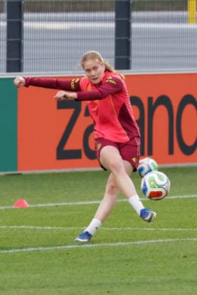 24 02 2026, xgrfx, Football DFB Media Dates, German Womens National Team Training v l Sjoeke Nüsken German Womens National Team DFL DFB REGULATIONS PROHIBIT ANY USE OF PHOTOGRAPHS as IMAGE SEQUENCES and or QUASI VIDEO Frankfurt am Main