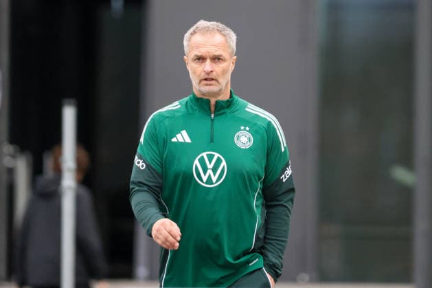 Frankfurt am Main, Germany February 24, 2026 Preparation for the Womens World Cup qualifier Germany vs. Slovenia Training In the picture national coach Christian Wück Wueck Germany during training at the DFB Campus in Frankfurt Copyright: HMBxMedia MadeleinexFantini