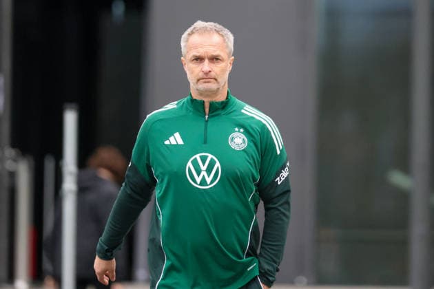 Frankfurt am Main, Germany February 24, 2026 Preparation for the Womens World Cup qualifier Germany vs. Slovenia Training In the picture national coach Christian Wück Wueck Germany during training at the DFB Campus in Frankfurt Copyright: HMBxMedia MadeleinexFantini