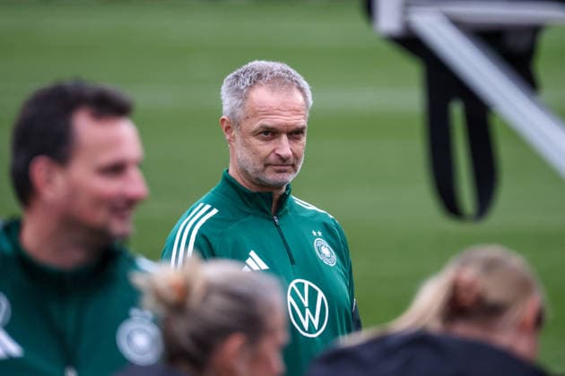 Frankfurt am Main, Germany February 24, 2026 Preparation for the Womens World Cup qualifier Germany vs. Slovenia Training In the picture national coach Christian Wück Wueck Germany during training at the DFB Campus in Frankfurt Copyright: HMBxMedia MadeleinexFantini