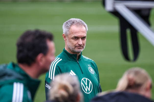 Frankfurt am Main, Germany February 24, 2026 Preparation for the Womens World Cup qualifier Germany vs. Slovenia Training In the picture national coach Christian Wück Wueck Germany during training at the DFB Campus in Frankfurt Copyright: HMBxMedia MadeleinexFantini