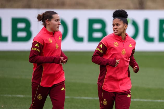 Frankfurt am Main, Germany February 24, 2026 Preparation for the Womens World Cup qualifier Germany vs. Slovenia Training In the picture from left Carlotta Wamser Germany and Shekiera Martinez Germany during training at the DFB Campus in Frankfurt Copyright: HMBxMedia MadeleinexFantini