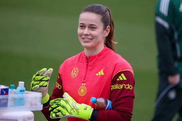 Frankfurt am Main, Germany February 24, 2026 Preparation for the Womens World Cup qualifier Germany vs. Slovenia Training In the picture goalkeeper Stina Johannes Germany during training at the DFB Campus in Frankfurt Copyright: HMBxMedia MadeleinexFantini