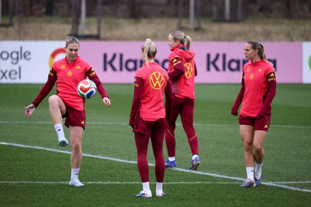 Frankfurt am Main, Germany February 24, 2026 Preparation for the Womens World Cup qualifier Germany vs. Slovenia Training In the picture from left Rebecca Knaak Germany , Giulia Gwinn Germany , Franziska Kett Germany and Klara Bühl Buehl Germany during training at the DFB Campus in Frankfurt Copyright: HMBxMedia MadeleinexFantini