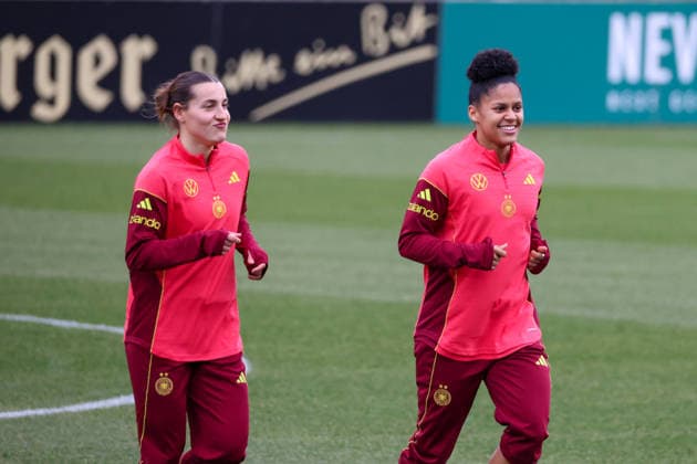 Frankfurt am Main, Germany February 24, 2026 Preparation for the Womens World Cup qualifier Germany vs. Slovenia Training In the picture from left Carlotta Wamser Germany and Shekiera Martinez Germany during training at the DFB Campus in Frankfurt Copyright: HMBxMedia MadeleinexFantini