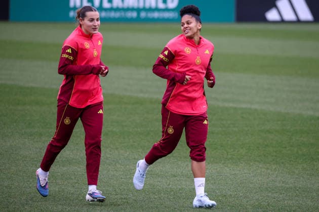 Frankfurt am Main, Germany February 24, 2026 Preparation for the Womens World Cup qualifier Germany vs. Slovenia Training In the picture from left Carlotta Wamser Germany and Shekiera Martinez Germany during training at the DFB Campus in Frankfurt Copyright: HMBxMedia MadeleinexFantini