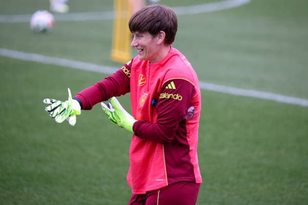 Frankfurt am Main, Germany February 24, 2026 Preparation for the Womens World Cup qualifier Germany vs. Slovenia Training In the picture goalkeeper Ann Katrin Berger Germany during training at the DFB Campus in Frankfurt Copyright: HMBxMedia MadeleinexFantini