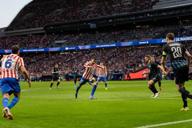Álex Baena (N10) shots during UEFA Champions League match between Atletico de Madrid and Club Brugge KV at the Estadio Riyadh Air Metropolitano in Madrid, Spain  Copyright: xAndresxLopezxSheridanxx xSPPx Sportspressphoto_SPR97152