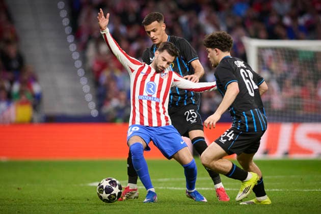Atletico de Madrid s Alex Baena (c) and Club Brugge KV s Aleksandar Stankovic (l) and Kyriani Sabbe during Champions League 2025 2026, KO play-offs 2nd leg match. February 24 ,2026. (2026022413)