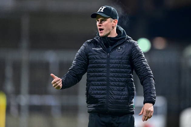 Trainer Sven Bender (Unterhaching) gibt Anweisungen, gestikuliert, mit den Armen gestikulieren, gives instructions, gesticulate, Einzelbild, Aktion, Action, 24.02.2026, München (Deutschland), Fussball, Regionalliga Bayern, FC Bayern München II - SpVgg Unterhaching *** Coach Sven Bender Unterhaching gives instructions, gestures, gesticulates with arms, gives instructions, gesticulate, single image, action, action, 24 02 2026, Munich Germany , Football, Regionalliga Bayern, FC Bayern München II SpVgg Unterhaching xslx