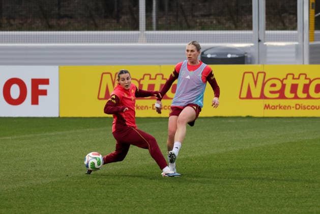 24 02 2026, xgrfx, Football DFB Media Dates, German Womens National Team Training v l Carlotta Wamser, Rebecca Knaak German Womens National Team DFL DFB REGULATIONS PROHIBIT ANY USE OF PHOTOGRAPHS as IMAGE SEQUENCES and or QUASI VIDEO Frankfurt am Main