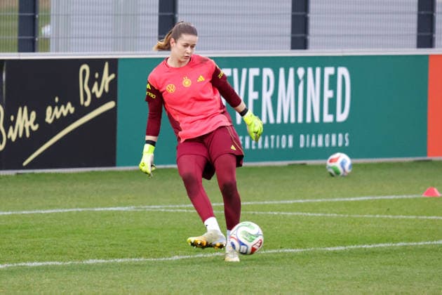 24 02 2026, xgrfx, Football DFB Media Dates, German Womens National Team Training v l Stina Johannes German Womens National Team DFL DFB REGULATIONS PROHIBIT ANY USE OF PHOTOGRAPHS as IMAGE SEQUENCES and or QUASI VIDEO Frankfurt am Main