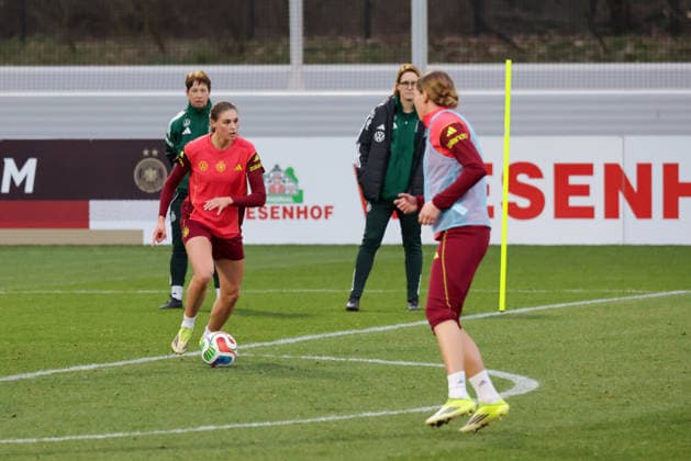 24 02 2026, xgrfx, Football DFB Media Dates, German Womens National Team Training v l Jule Brand German Womens National Team DFL DFB REGULATIONS PROHIBIT ANY USE OF PHOTOGRAPHS as IMAGE SEQUENCES and or QUASI VIDEO Frankfurt am Main