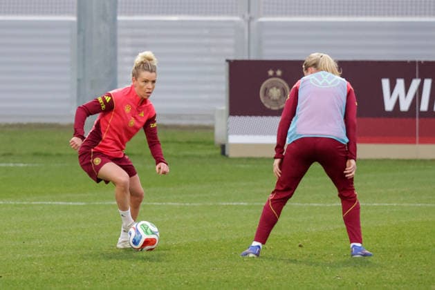 24 02 2026, xgrfx, Football DFB Media Dates, German Womens National Team Training v l Linda Dallmann German Womens National Team DFL DFB REGULATIONS PROHIBIT ANY USE OF PHOTOGRAPHS as IMAGE SEQUENCES and or QUASI VIDEO Frankfurt am Main