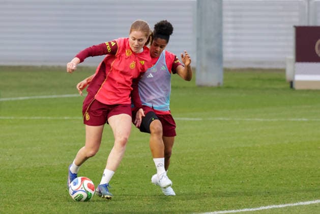 24 02 2026, xgrfx, Football DFB Media Dates, German Womens National Team Training v l Sjoeke Nüsken Shekiera Martinez German Womens National Team DFL DFB REGULATIONS PROHIBIT ANY USE OF PHOTOGRAPHS as IMAGE SEQUENCES and or QUASI VIDEO Frankfurt am Main