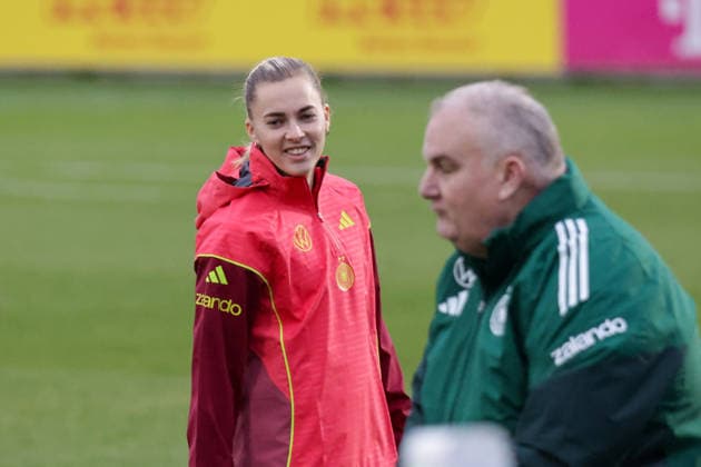 24 02 2026, xgrfx, Football DFB Media Dates, German Womens National Team Training v l Laura Freigang German Womens National Team DFL DFB REGULATIONS PROHIBIT ANY USE OF PHOTOGRAPHS as IMAGE SEQUENCES and or QUASI VIDEO Frankfurt am Main