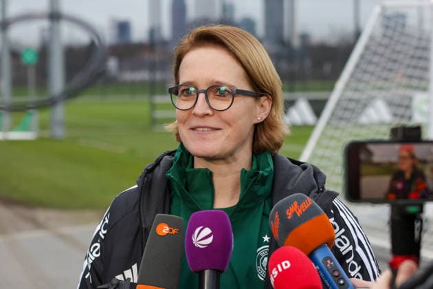 24 02 2026, xgrfx, Football DFB Media Dates, German Womens National Team Training v l Saskia Bartusiak German Womens National Team DFL DFB REGULATIONS PROHIBIT ANY USE OF PHOTOGRAPHS as IMAGE SEQUENCES and or QUASI VIDEO Frankfurt am Main