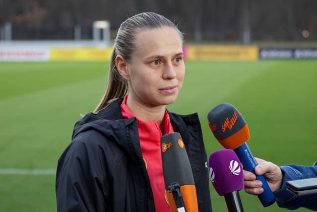 24 02 2026, xgrfx, Football DFB Media Dates, German Womens National Team Training v l Klara Bühl in Interview German Womens National Team DFL DFB REGULATIONS PROHIBIT ANY USE OF PHOTOGRAPHS as IMAGE SEQUENCES and or QUASI VIDEO Frankfurt am Main