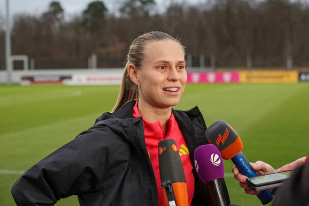 24 02 2026, xgrfx, Football DFB Media Dates, German Womens National Team Training v l Klara Bühl in Interview German Womens National Team DFL DFB REGULATIONS PROHIBIT ANY USE OF PHOTOGRAPHS as IMAGE SEQUENCES and or QUASI VIDEO Frankfurt am Main