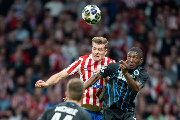 MADRID, SPAIN - FEBRUARY 24: Sorloth of Atletico de Madrid (L) and Ordonez of Club Brugge (R) during the UEFA Champions League 2025 26 match between Atletico de Madrid and Club Brugge at the Metropolitano Stadium in Madrid, Spain (Photo by Pedro Loureiro Sports Press Photo)  Copyright: xPedroxLoureiro SportsxPressxPhotx Sportspressphoto_SPR97227