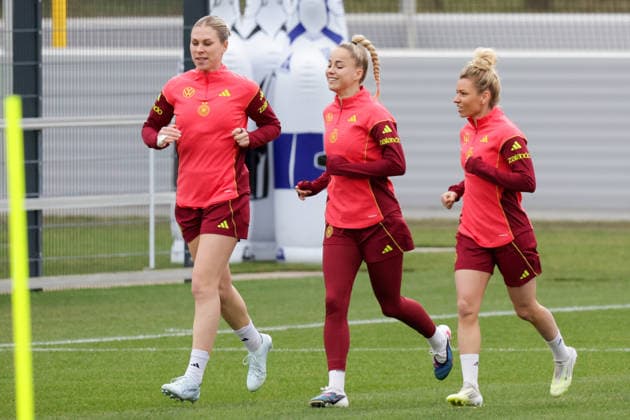 24 02 2026, xgrfx, Football DFB Media Dates, German Womens National Team Training f l Rebecca Knaak, Giulia Gwinn, Linda Dallmann German Womens National Team DFL DFB REGULATIONS PROHIBIT ANY USE OF PHOTOGRAPHS as IMAGE SEQUENCES and or QUASI VIDEO Frankfurt am Main