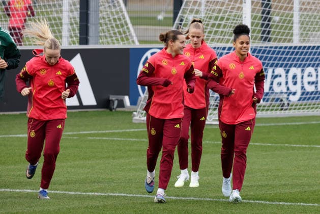24 02 2026, xgrfx, Fußball DFB Medientermine, Deutsche Frauennationalmannschaft Training v l Franziska Kett, Carlotta Wamser, Shekiera Martinez Deutsche Frauennationalmannschaft DFL DFB REGULATIONS PROHIBIT ANY USE OF PHOTOGRAPHS as IMAGE SEQUENCES and or QUASI VIDEO Frankfurt am Main