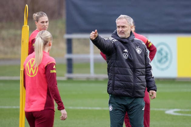 24 02 2026, xgrfx, Football DFB Media Dates, German Womens National Team Training v l Christian Wück German Womens National Team DFL DFB REGULATIONS PROHIBIT ANY USE OF PHOTOGRAPHS as IMAGE SEQUENCES and or QUASI VIDEO Frankfurt am Main