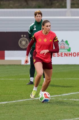 24 02 2026, xgrfx, Football DFB Media Dates, German Womens National Team Training v l Jule Brand German Womens National Team DFL DFB REGULATIONS PROHIBIT ANY USE OF PHOTOGRAPHS as IMAGE SEQUENCES and or QUASI VIDEO Frankfurt am Main
