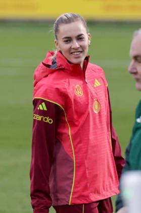 24 02 2026, xgrfx, Football DFB Media Dates, German Womens National Team Training v l Laura Freigang German Womens National Team DFL DFB REGULATIONS PROHIBIT ANY USE OF PHOTOGRAPHS as IMAGE SEQUENCES and or QUASI VIDEO Frankfurt am Main