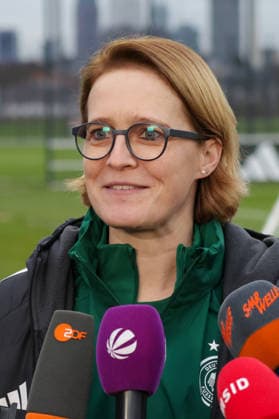 24 02 2026, xgrfx, Football DFB Media Dates, German Womens National Team Training v l Saskia Bartusiak German Womens National Team DFL DFB REGULATIONS PROHIBIT ANY USE OF PHOTOGRAPHS as IMAGE SEQUENCES and or QUASI VIDEO Frankfurt am Main