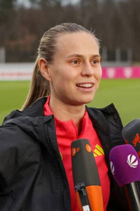 24 02 2026, xgrfx, Football DFB Media Dates, German Womens National Team Training v l Klara Bühl in Interview German Womens National Team DFL DFB REGULATIONS PROHIBIT ANY USE OF PHOTOGRAPHS as IMAGE SEQUENCES and or QUASI VIDEO Frankfurt am Main