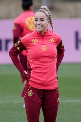 24 02 2026, xgrfx, Football DFB Media Dates, German Womens National Team Training v l Giulia Gwinn German Womens National Team DFL DFB REGULATIONS PROHIBIT ANY USE OF PHOTOGRAPHS as IMAGE SEQUENCES and or QUASI VIDEO Frankfurt am Main