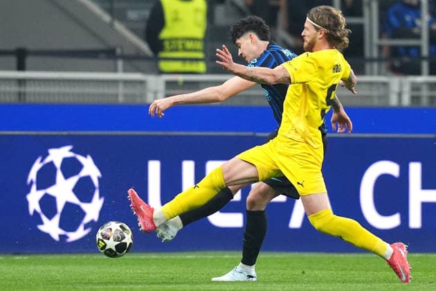 Inter Milan™s Alessandro Bastoni fight for the ball with Glimt™s Ole Didrik Blomberg during the Uefa Champions League soccer match between Inter and Bodo Glimt at the San Siro Stadium in Milan , north Italy - Tuesday , February 24 , 2026. - Soccer .  Copyright: xSpada LaPressex