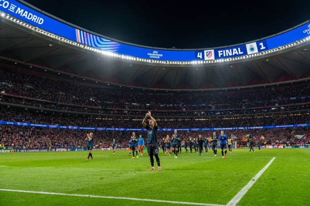Upset Club Brugge players thanking the fans after the UEFA Champions League match between Atletico de Madrid and Club Brugge KV at the Estadio Riyadh Air Metropolitano in Madrid, Spain  Copyright: xAndresxLopezxSheridanxx xSPPx Sportspressphoto_SPR97248