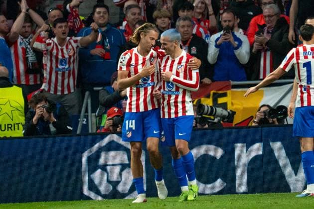 Llorente (N14) & Griezmann (N7) laughing during UEFA Champions League match between Atletico de Madrid and Club Brugge KV at the Estadio Riyadh Air Metropolitano in Madrid, Spain  Copyright: xAndresxLopezxSheridanxx xSPPx Sportspressphoto_SPR97255