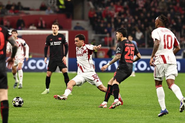 GER, Champions League, Bayer Leverkusen vs Olympiakos Piraeus 24 02 2026, BayArena, Leverkusen, GER, Champions League, Bayer Leverkusen vs Olympiakos Piraeus in the picture Santiago Hetze Olympiakos Piraeus, 32, white and Exequiel Palacios Bayer 04 Leverkusen, 25, black in a duel build-up play nordphotoxGmbHx xSJS nph00070
