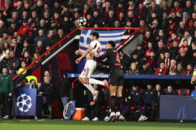 GER, Champions League, Bayer Leverkusen vs Olympiakos Piraeus 24 02 2026, BayArena, Leverkusen, GER, Champions League, Bayer Leverkusen vs Olympiakos Piraeus in picture Mehdi Taremi Olympiakos Piraeus, 99, white in header duel with Jarell Amorin Quansah Bayer 04 Leverkusen, 04, black nordphotoxGmbHx xSJS nph00070